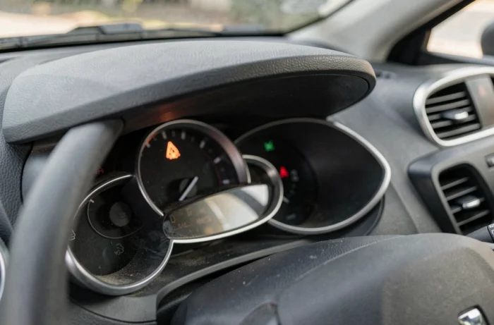 Voyant goutte d'eau allumé sur le tableau de bord d'une Renault Clio 3